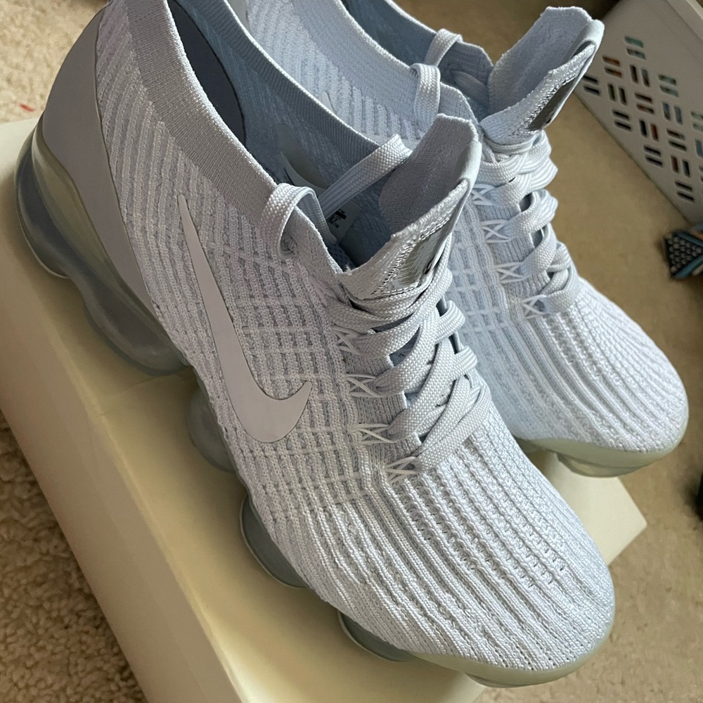 BRAND NEW. Never worn. Nike woman’s air vapormax flyknit sneaker.